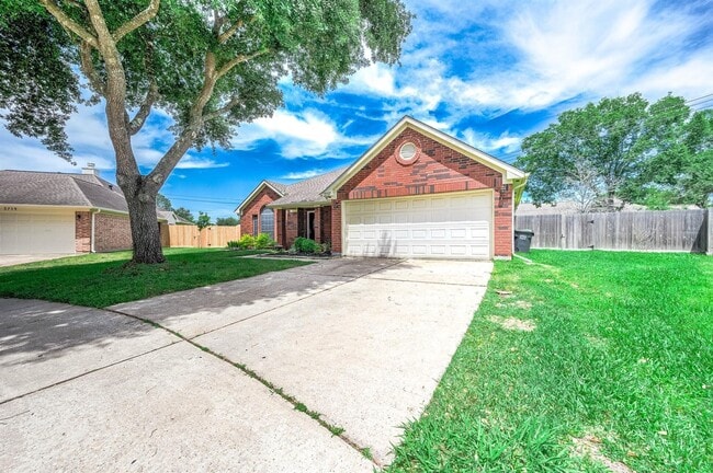 3717 E Pin Oak Dr in Pearland, TX - Building Photo - Building Photo