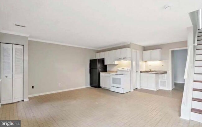 property at 5501 Woodlawn Manor Ct