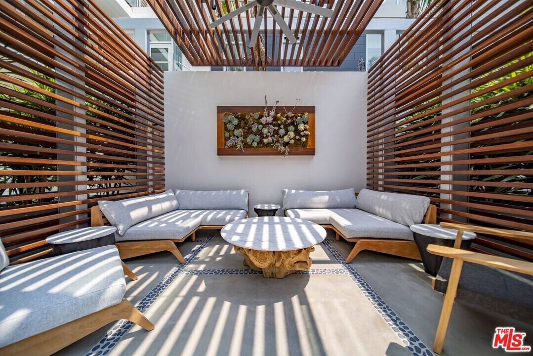 9000 W 3rd St in Los Angeles, CA - Building Photo