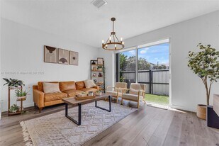 21245 NE 8th Pl in Miami, FL - Building Photo