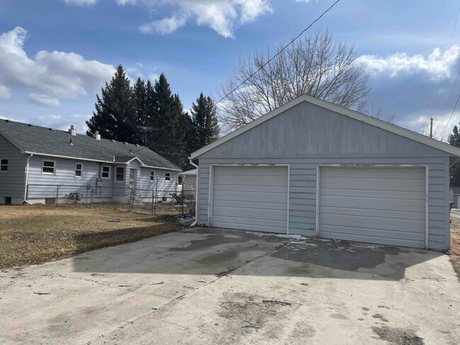 104 8th Ave SW in Choteau, MT - Foto de edificio - Building Photo