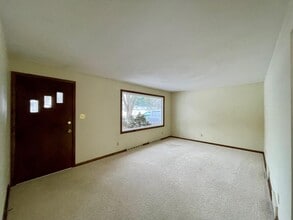 9841 Smithdale Ave NE in Hartville, OH - Foto de edificio - Building Photo