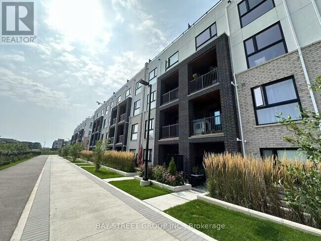 349-349 Wheat Boom Dr. in Oakville, ON - Building Photo - Building Photo