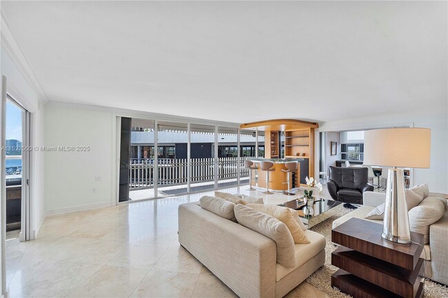 3 Grove Isle Dr in Miami, FL - Foto de edificio - Building Photo