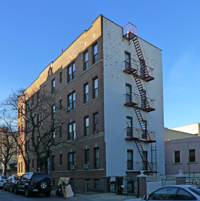 Bernard Court in Astoria, NY - Foto de edificio - Building Photo