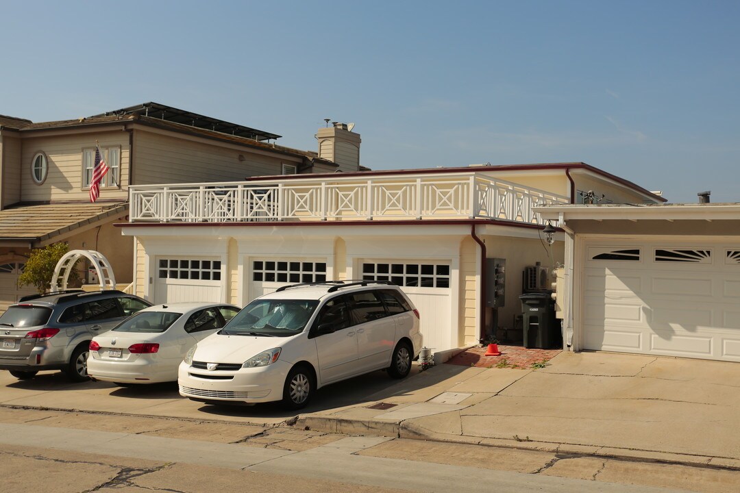 227 Carnation Ave in Corona Del Mar, CA - Foto de edificio