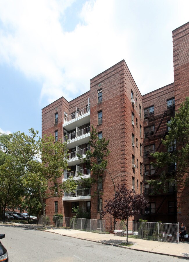 22-10 Brookhaven Ave in Far Rockaway, NY - Foto de edificio - Building Photo