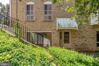 3863 Persimmon Cir in Fairfax, VA - Foto de edificio - Building Photo