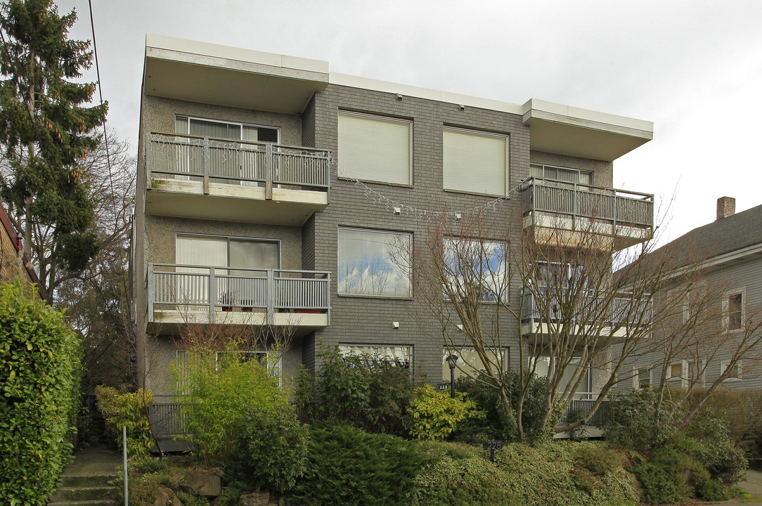 Town House in Seattle, WA - Building Photo