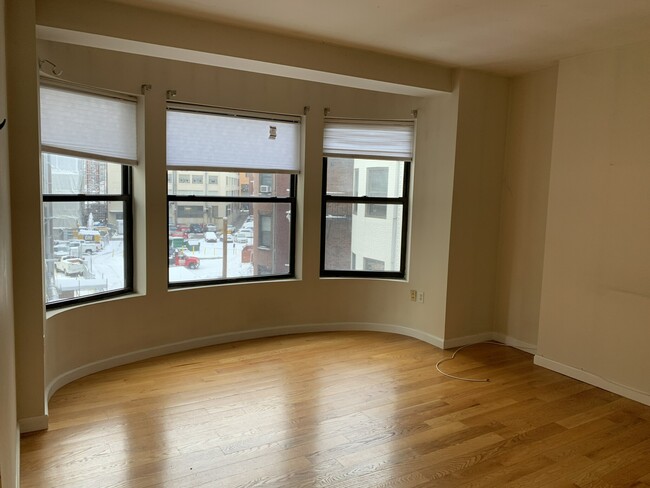 636 Beacon St, Unit 301 in Boston, MA - Foto de edificio - Building Photo