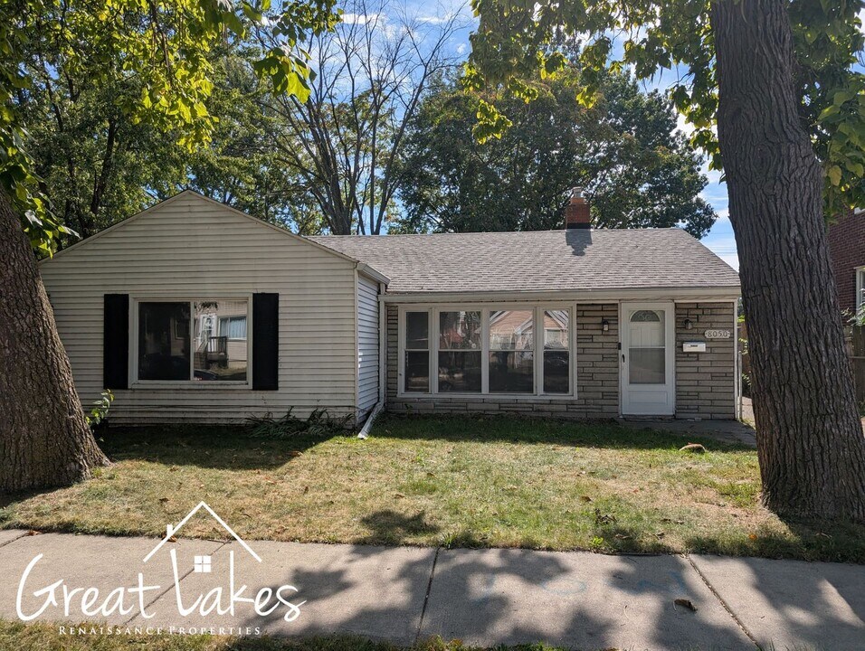8050 Jackson Ave in Warren, MI - Building Photo