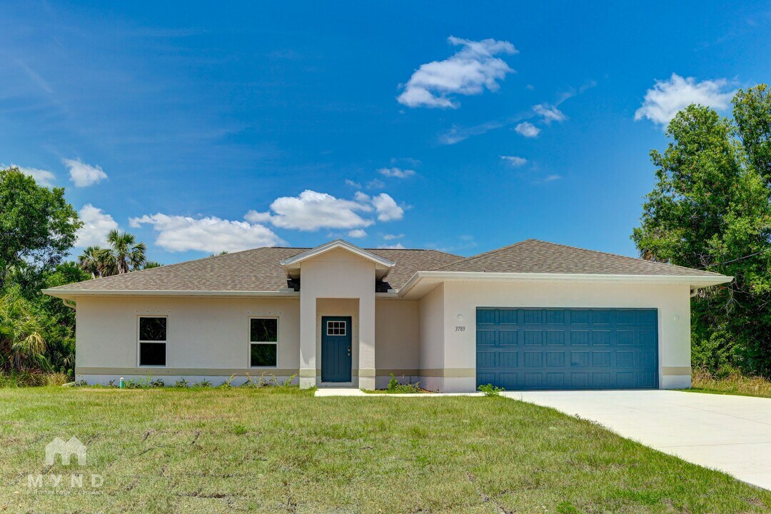 3789 Uriah St in North Port, FL - Foto de edificio