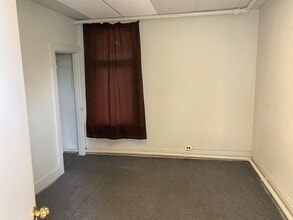 920 W 5th St, Unit 920 and a half in Winona, MN - Foto de edificio - Building Photo