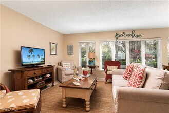 284 4th St S in Naples, FL - Foto de edificio - Building Photo