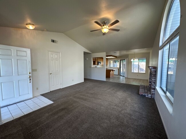 1281 Austin David Way in Turlock, CA - Foto de edificio - Building Photo