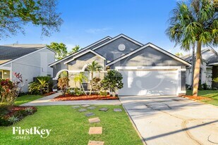 1047 Whittier Cir in Oviedo, FL - Building Photo