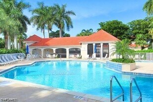 2200 Arielle Dr in Naples, FL - Building Photo