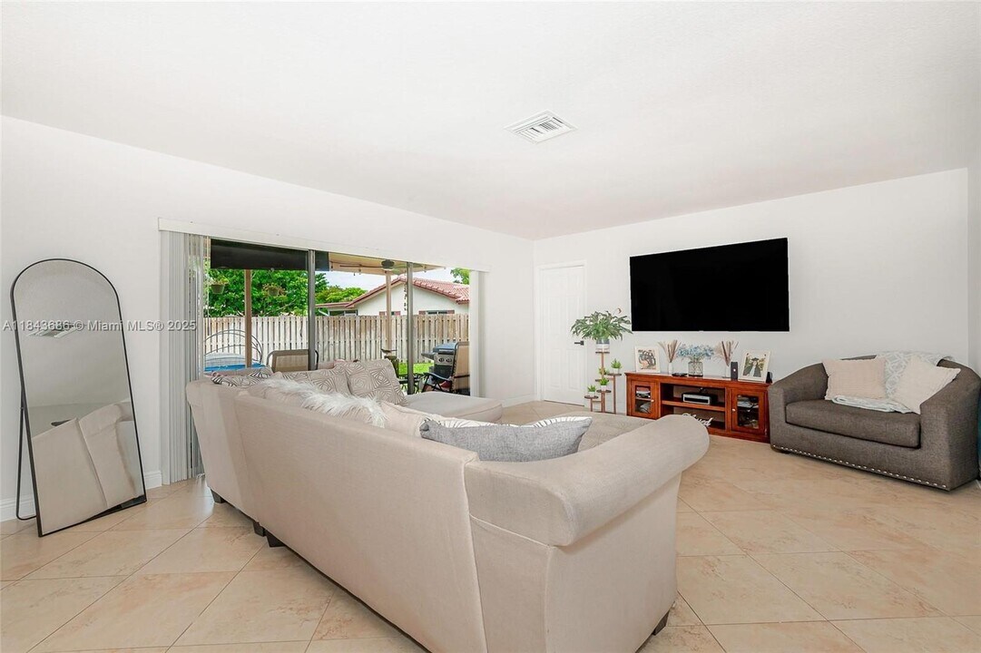 10655 NW 42nd Dr in Coral Springs, FL - Building Photo
