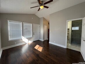 825 W Russell Pl in San Antonio, TX - Building Photo - Building Photo