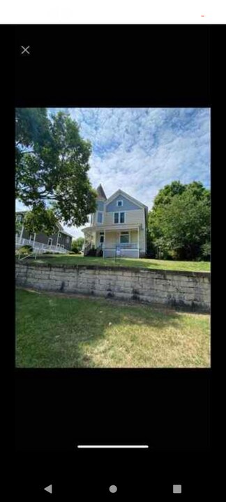 422 N Cody Rd in Le Claire, IA - Foto de edificio