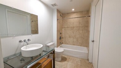 6000 Collins Ave, Unit 101 in Miami Beach, FL - Building Photo - Building Photo