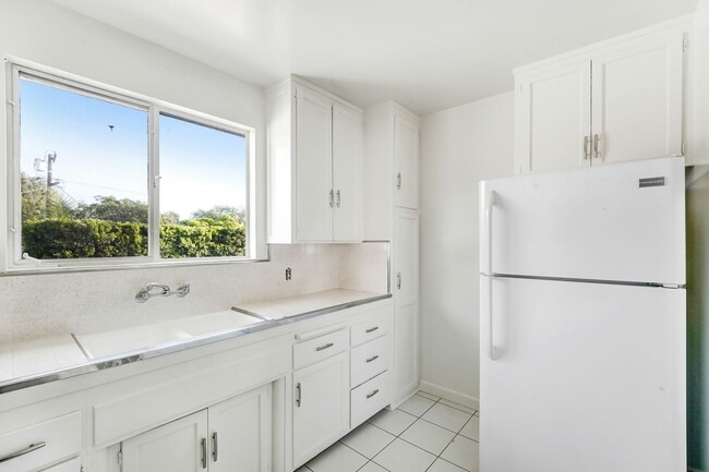 3144-3152 S. Barrington Ave in Mar Vista - Has a Pool!