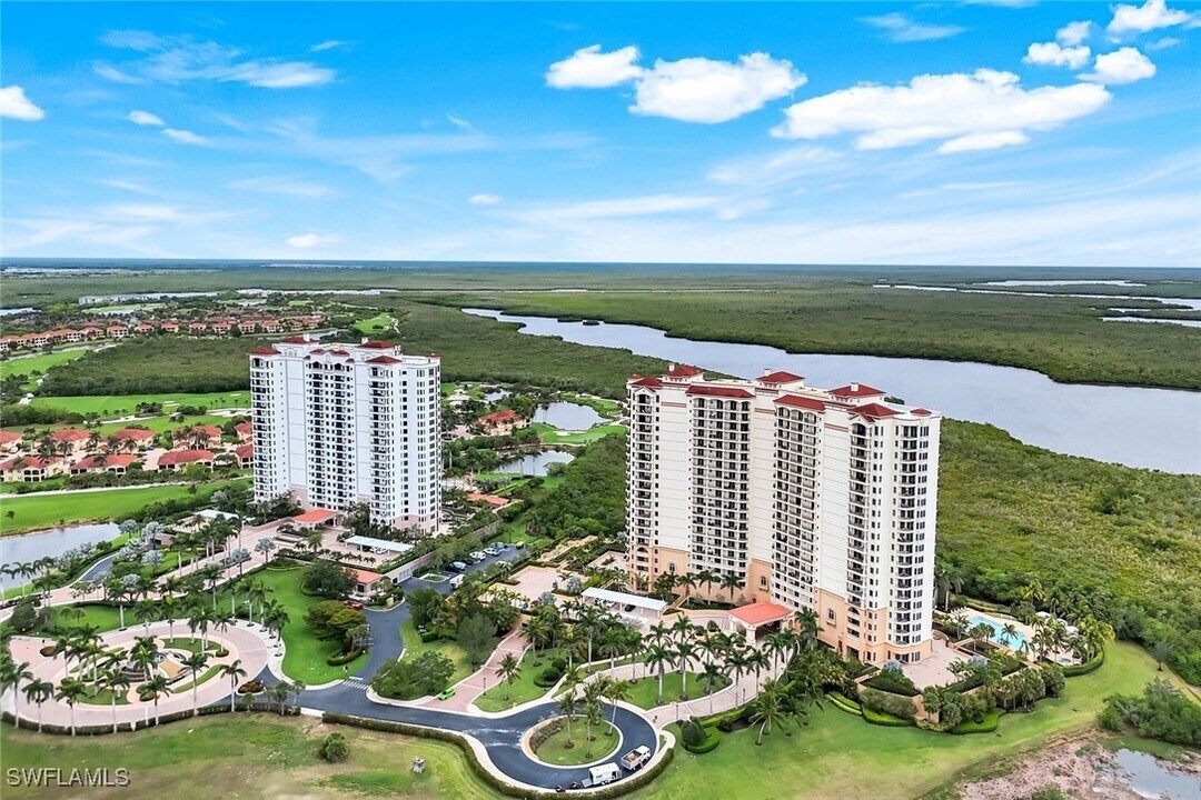 1050 Borghese Ln in Naples, FL - Building Photo