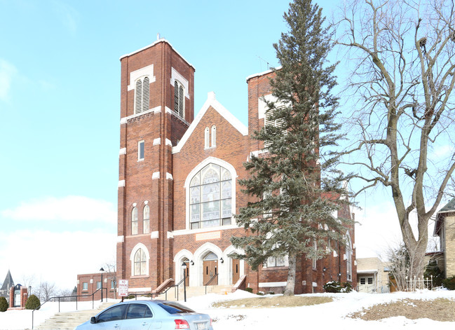 Fowler Lake Village in Oconomowoc, WI - Building Photo - Building Photo