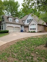 300 Genesis Dr in Bentonville, AR - Foto de edificio - Building Photo