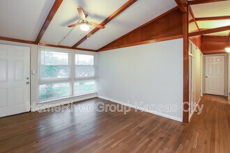 5602 N Woodland Ave in Kansas City, MO - Building Photo - Building Photo
