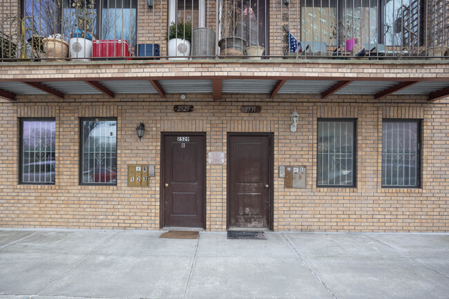 2531 W 15th Pl in Brooklyn, NY - Foto de edificio - Building Photo