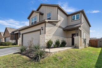 328 Thornless Cir in Buda, TX - Foto de edificio - Building Photo