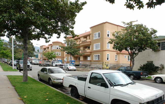 418 Valencia Ave in Burbank, CA - Foto de edificio - Building Photo