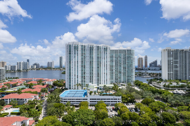 Villa Marina in Aventura, FL - Foto de edificio - Building Photo