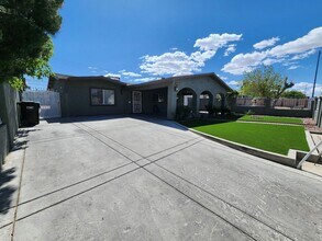 4393 E Vegas Valley Dr in Las Vegas, NV - Building Photo - Building Photo