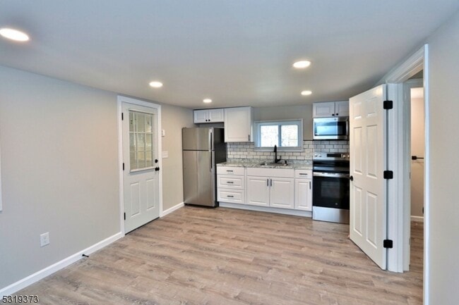 8 Apple Trail in Jefferson, NJ - Building Photo - Building Photo