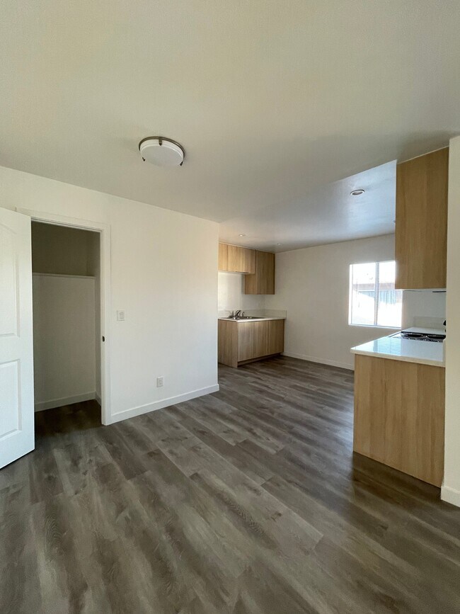 13562 Vanowen St Apartments and Nearby Van Nuys Apartments For Rent