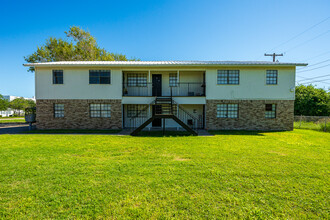 706 E Borden St in Sinton, TX - Building Photo - Building Photo