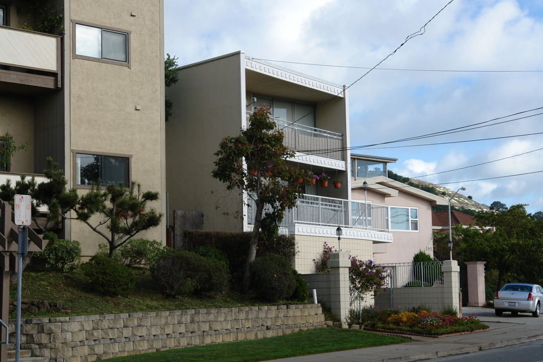 946 Grand Ave in South San Francisco, CA - Building Photo