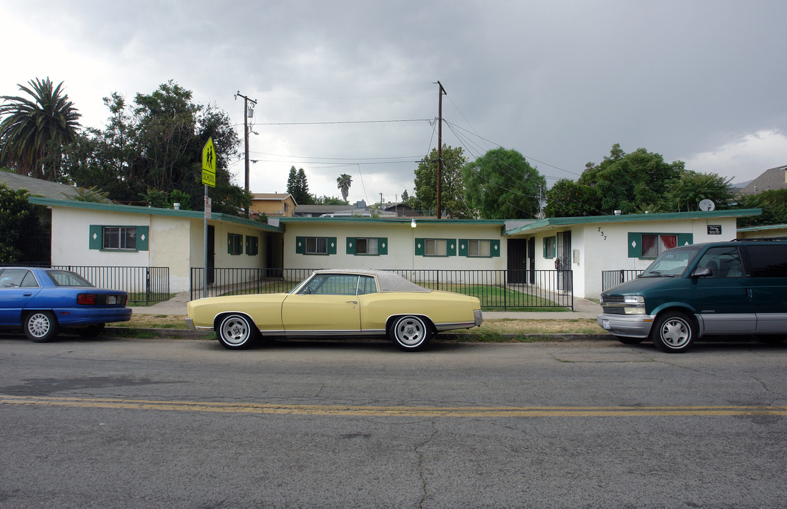 737 E Ventura St in Santa Paula, CA - Building Photo