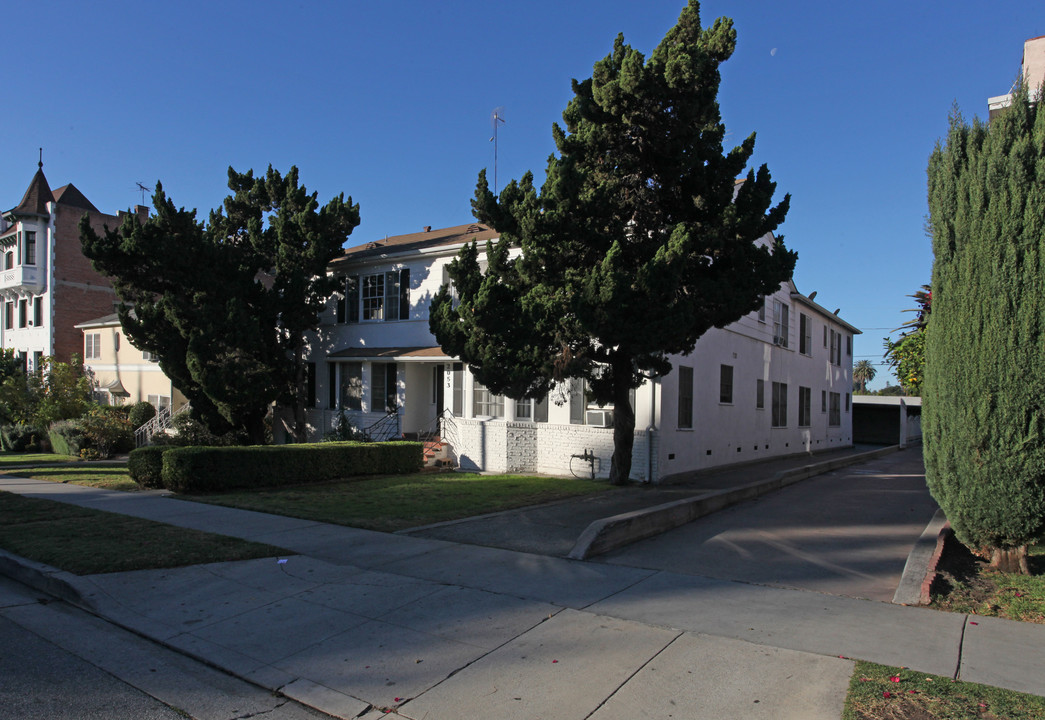 2053 N Vermont Ave in Los Angeles, CA - Building Photo