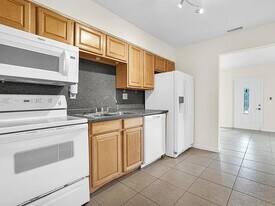 261 NE 45th St in Oakland Park, FL - Building Photo
