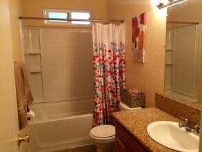 1266 Glenwood Way in South Lake Tahoe, CA - Foto de edificio - Building Photo