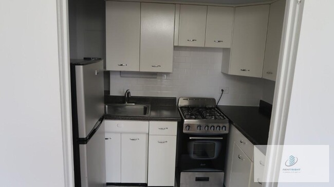 property at 534 W Stratford Pl