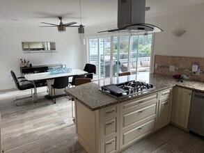 2396 Redlands Dr in Newport Beach, CA - Building Photo - Building Photo