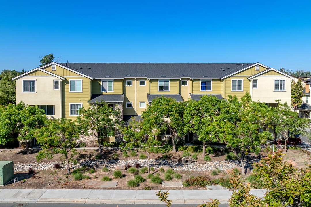 Coyote Creek in Milpitas, CA - Foto de edificio