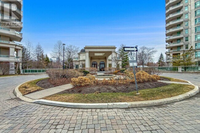 10 Bloorview Pl in Toronto, ON - Building Photo - Building Photo