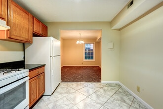 876 Quince Orchard Blvd, Unit T1 in Gaithersburg, MD - Foto de edificio - Building Photo