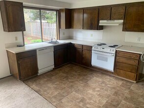 9635 SW Robbins Dr in Beaverton, OR - Building Photo - Building Photo