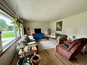 933 Greenfield Ave in Waverly, IA - Building Photo - Building Photo